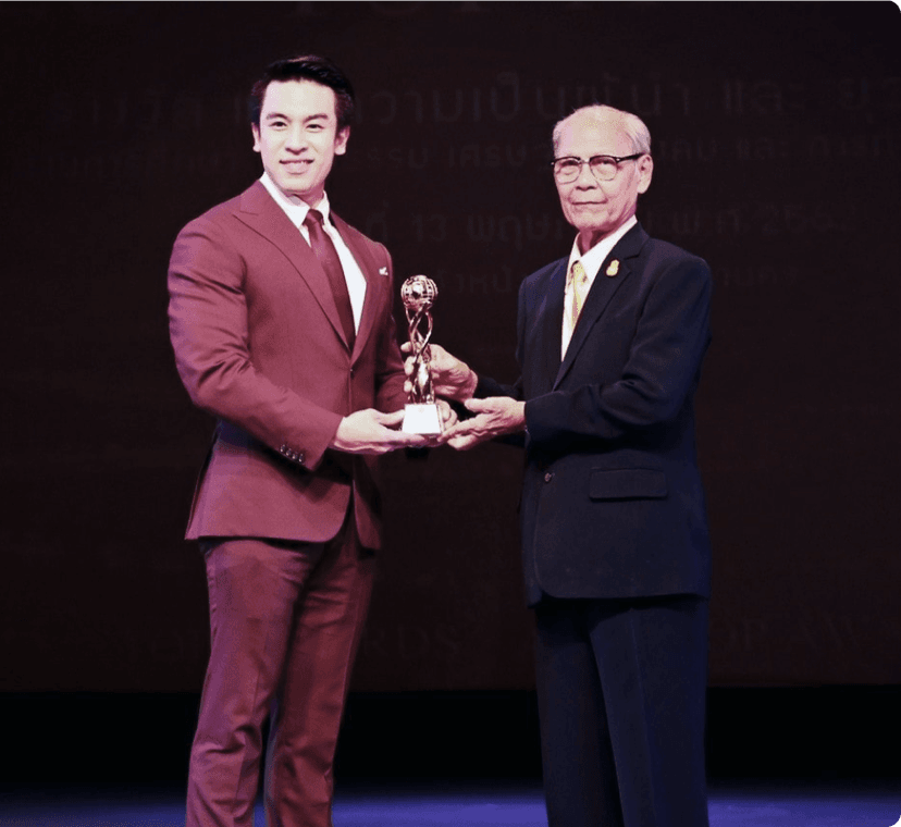 รางวัลแห่งความเป็นผู้นำและยุวทูต ด้านการศึกษา เศรษฐกิจ สังคม วัฒนธรรม และการทำความดี สาขา "ครูผู้ส่งเสริมด้าน
วิชาการต่อเยาวชนสู่สังคมอาเซียน"